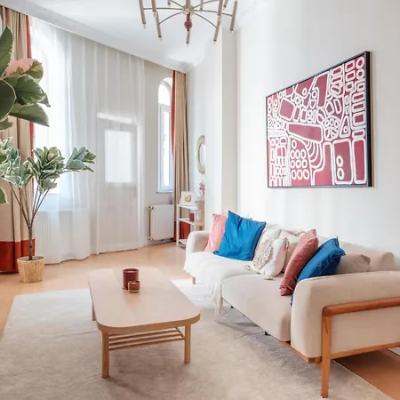 Chic Modern Flat W Balcony 5 Min To Taksim شقة *